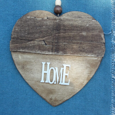 Corazón artesanal en madera reciclada.