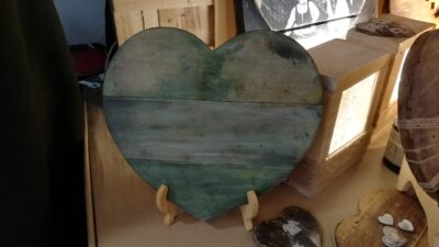 Corazón artesanal en madera reciclada.