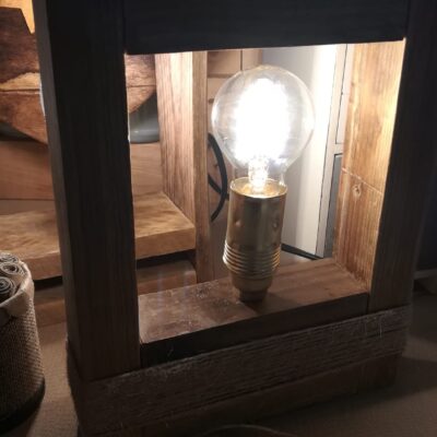 Lámpara artesanal en madera recuperada