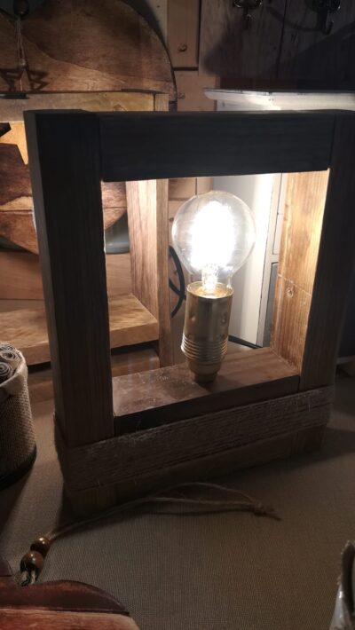 Lámpara artesanal en madera recuperada